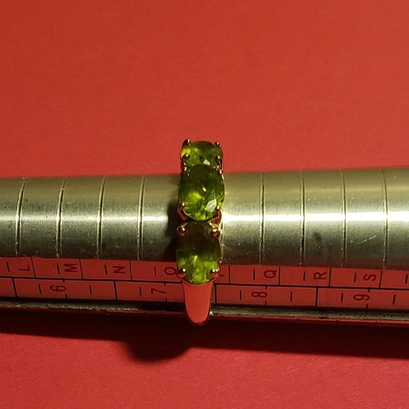 Vintage 14 K Gold 3 Stone Peridot women's ring - Picture 3 of 4